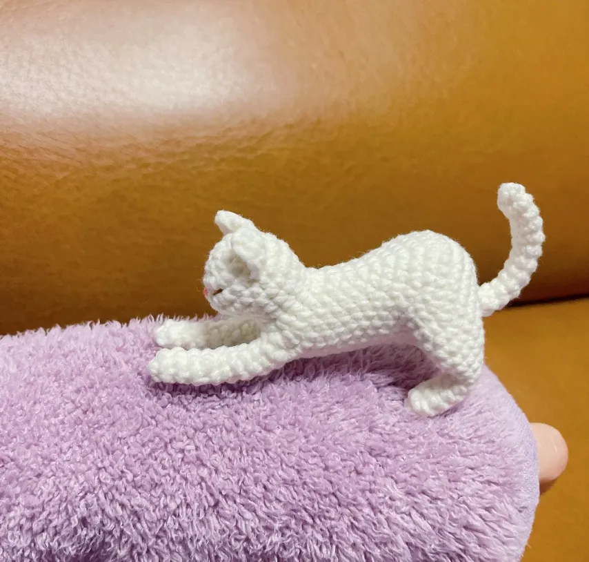 Crochet a Stretching Cat Amigurumi