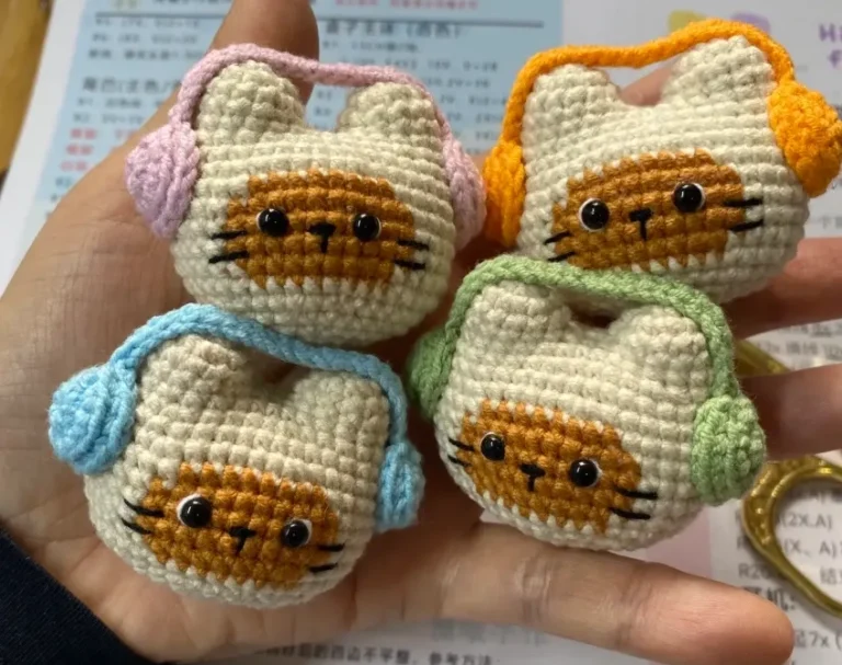 Crochet Cat with Headphones: A Fun Amigurumi Pattern