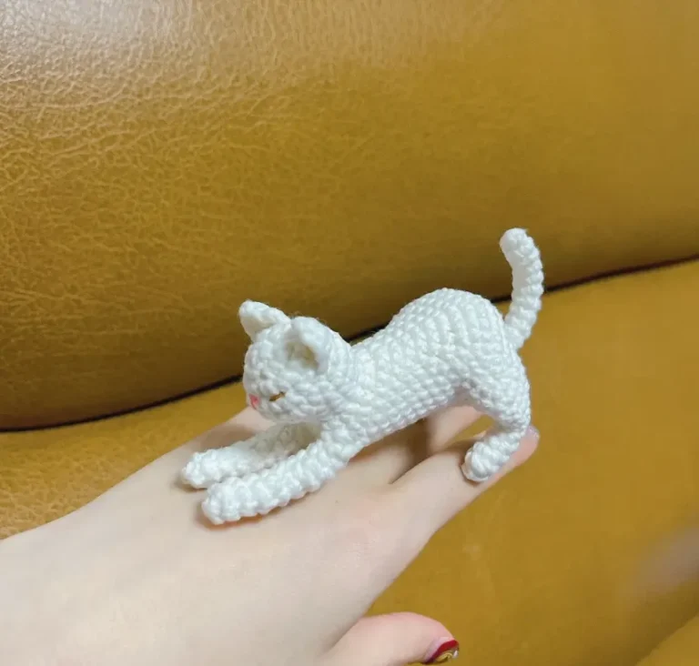 Cat Amigurumi: free Pattern to Crochet a Stretching Cat