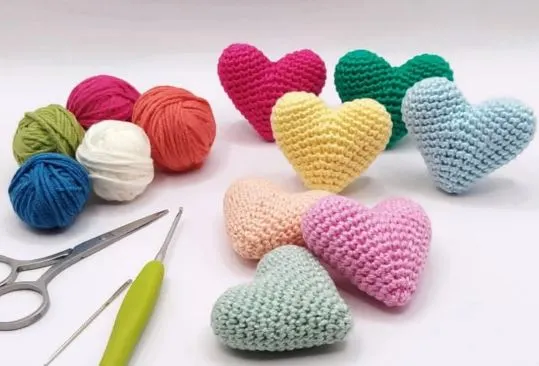Free Crochet Pattern: Tiny Colorful Hearts