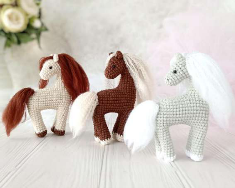 Palm-Sized Pony: Free Crochet Pattern!