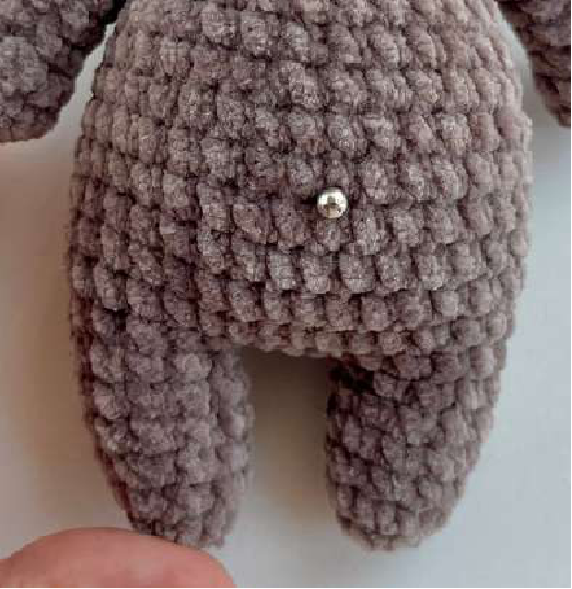 Placement of tail on the bear's body