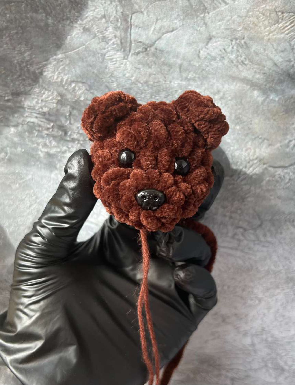 Diagram showing standard eye tightening technique for amigurumi