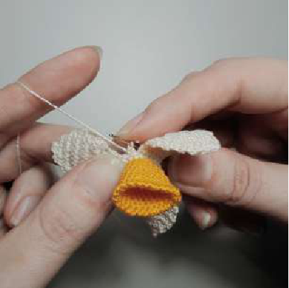 Starting a crochet leaf