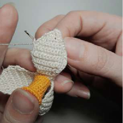 Edging the leaf with slip stitches