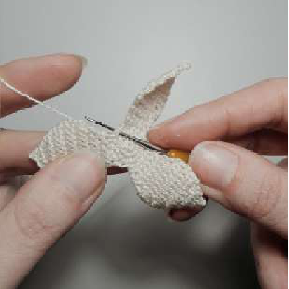 Side view of the crochet daffodil