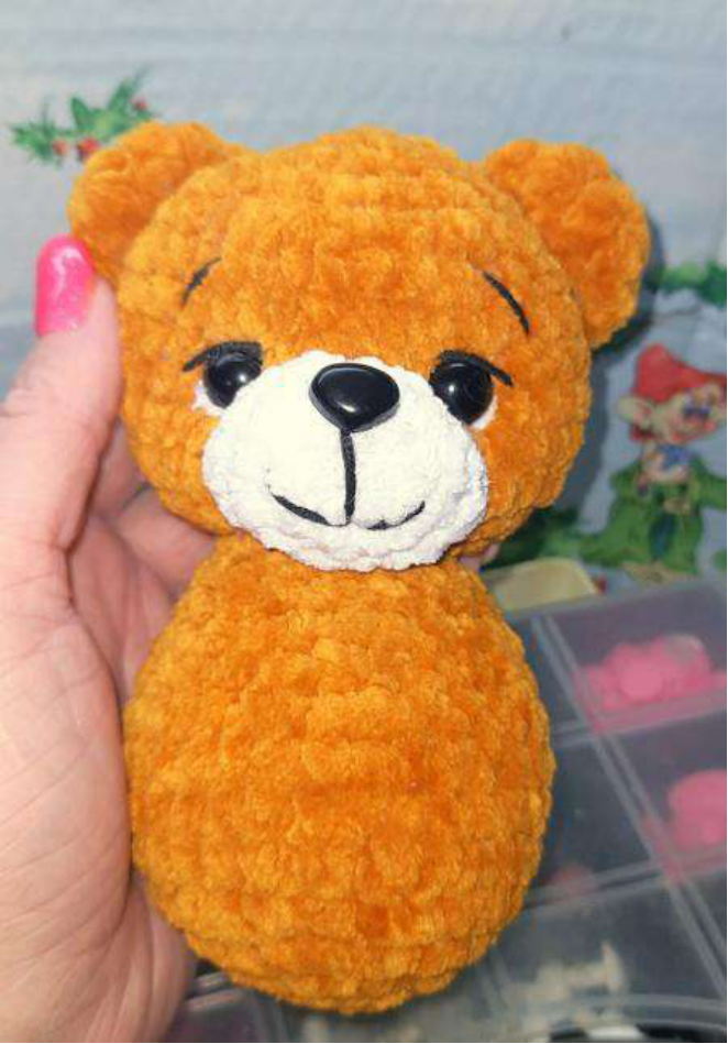 Joining the two heart halves with single crochet stitches.