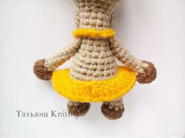 Skirt tied at the back