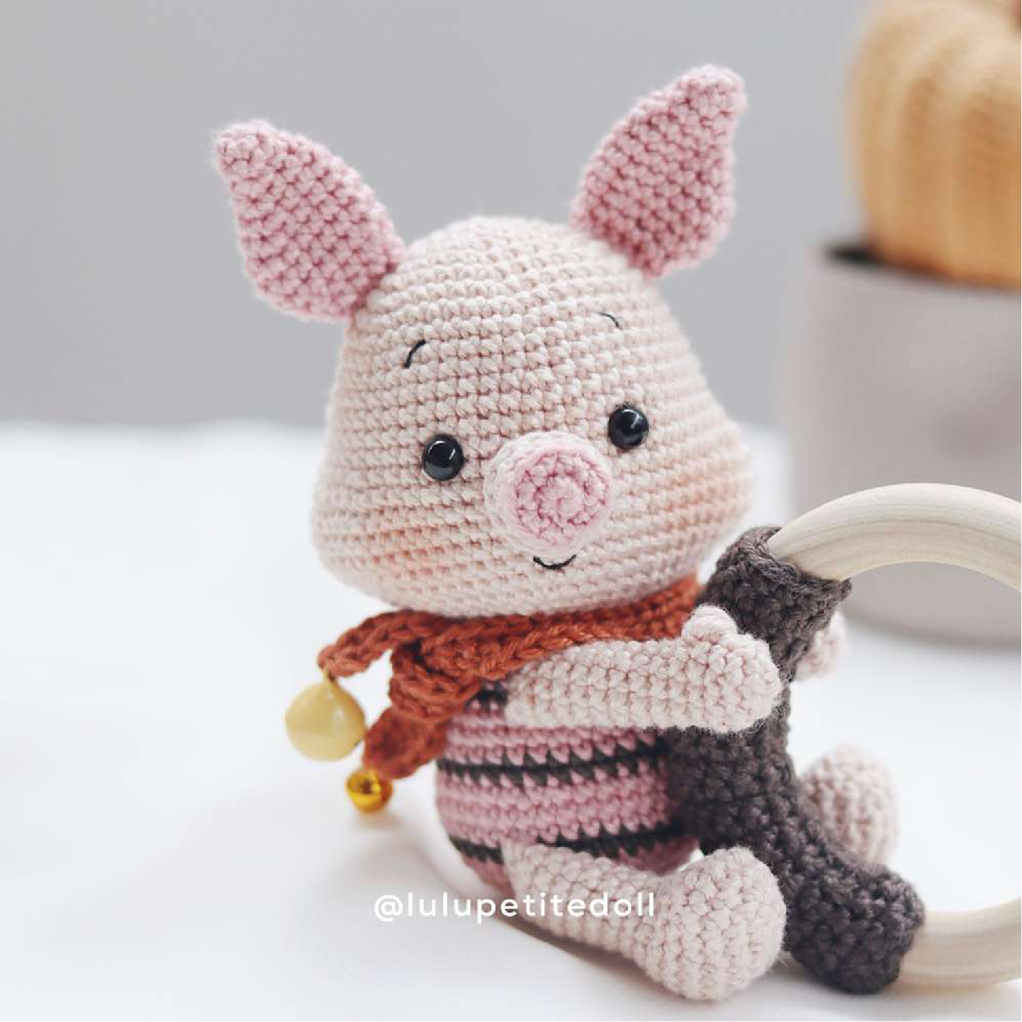 Yarn colors used for the piglet rattle: Light Pink (#408), Dark Pink (#263), Orange (#426), Dark Brown (#415)