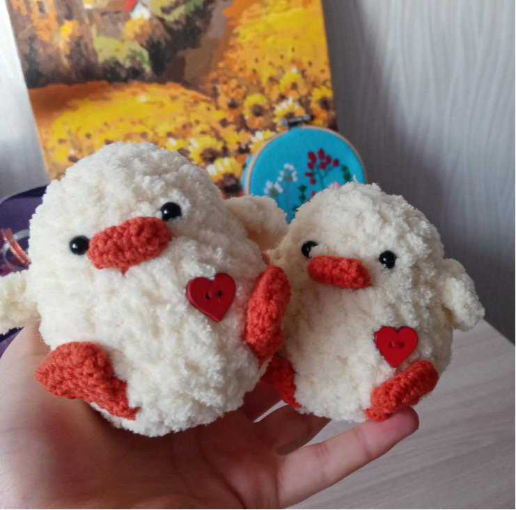 Finished crochet duckling holding a heart
