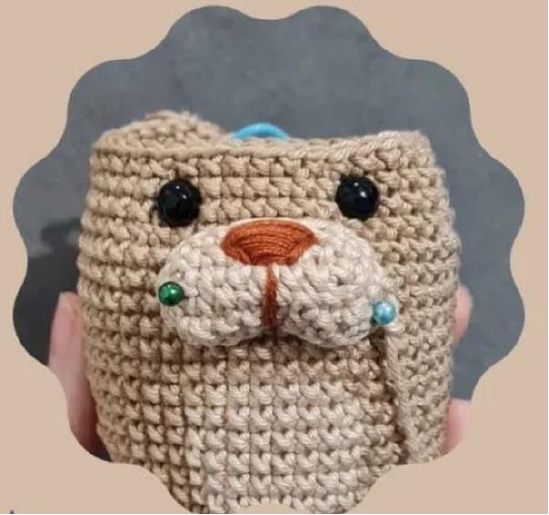 Placement of eyes and muzzle on beaver head