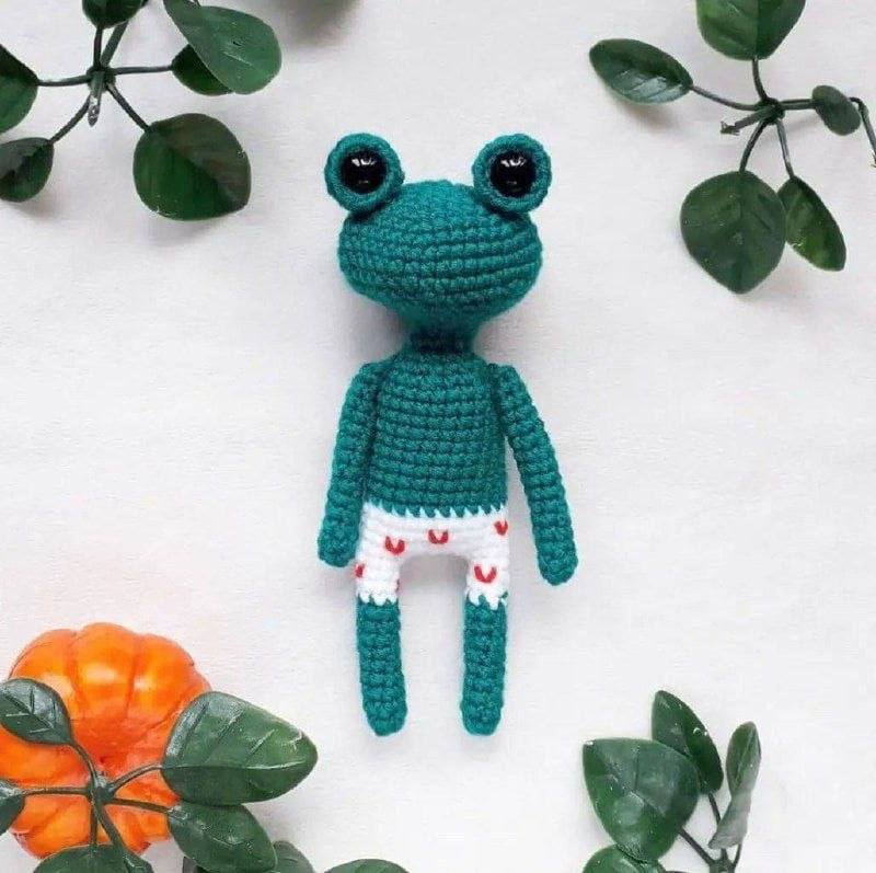 Hop Into Cuteness: Free Amigurumi Frog Pattern with Heart-Detailed Shorts!
